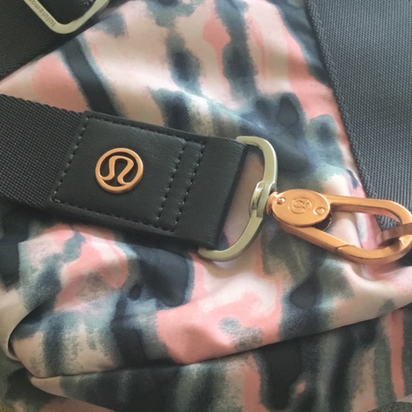 Lululemon Wamo Camo Go Lightly Bag - Picture 6 of 16